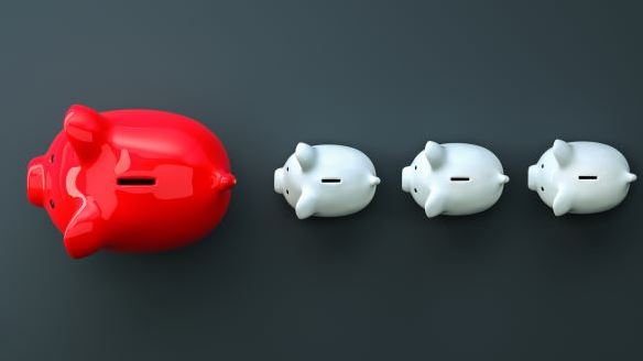 4 piggy banks, three small one large